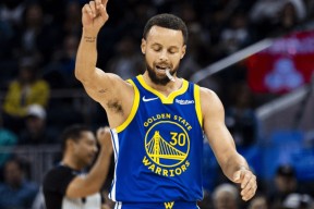  最篮点库里三分划破天际 超神表现揭开曼巴面孔 