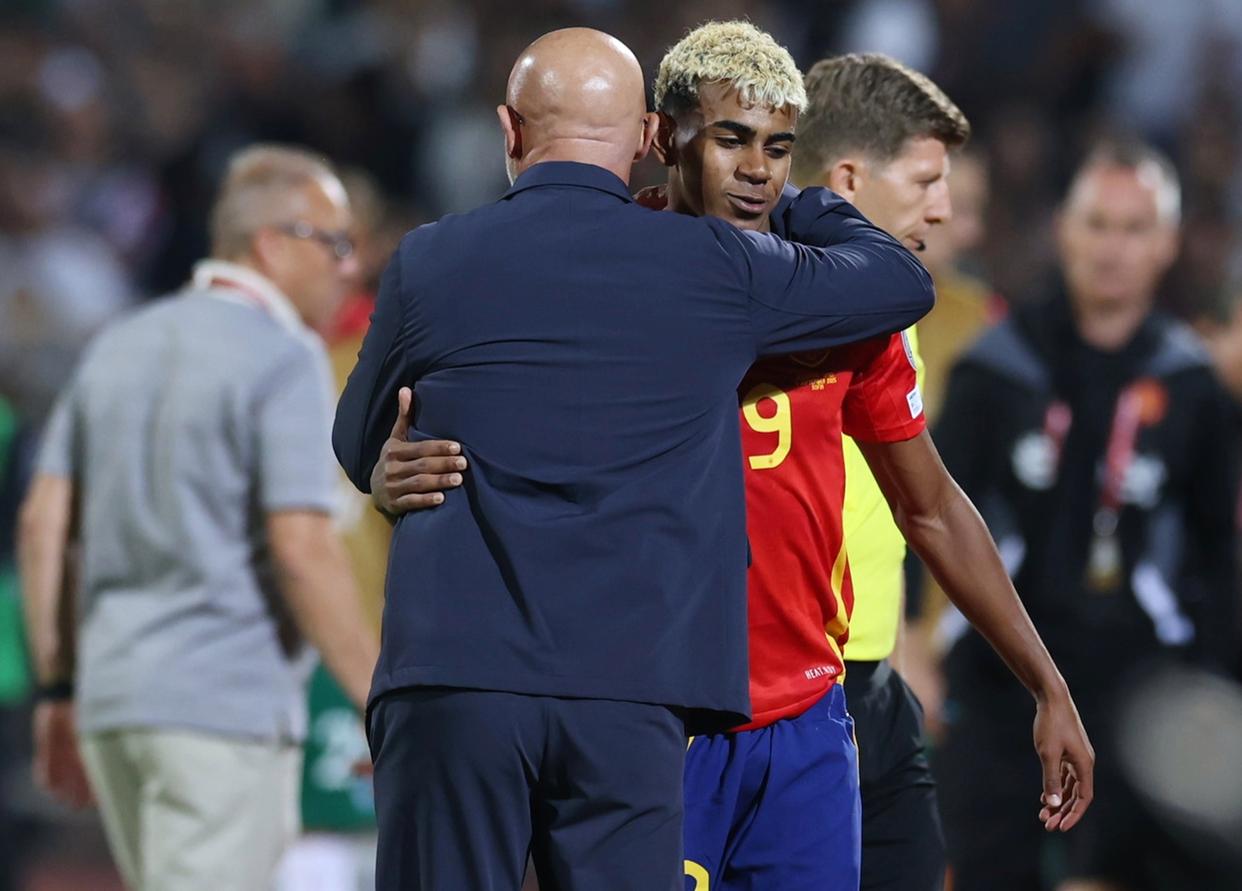 包含詹姆斯连续三场比赛得分超过惊险取胜，西班牙队挑战极限！的词条